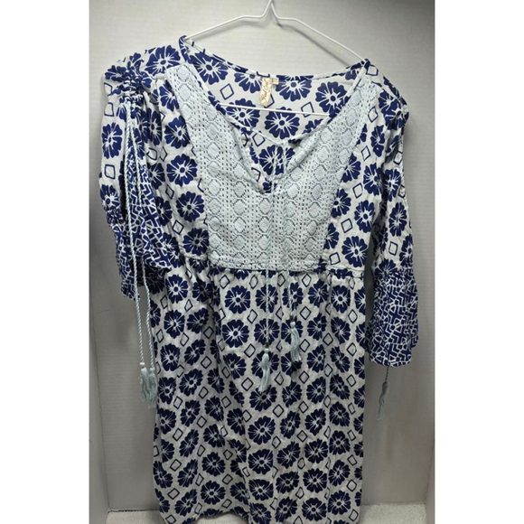 Red Camel Dresses & Skirts - Women's Red Camel Blue White Floral blouse XS